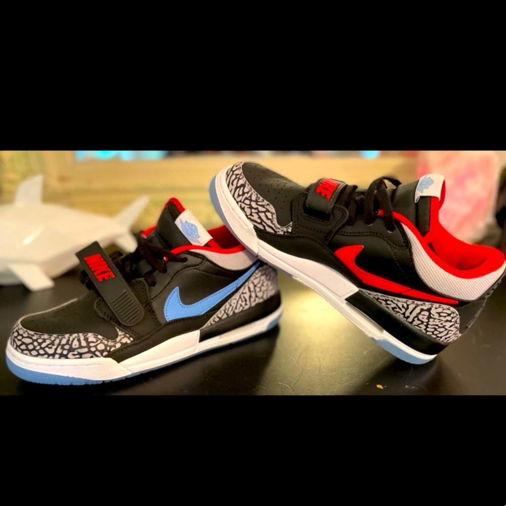 JORDAN LEGACY 312 LOW "BLACK/
WOLF GREY / VALOR BLUE/RED"